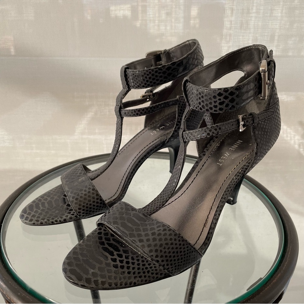 Nine West black snakeskin strappy open toe sandals in great used condition. 7US